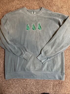 Ellie Jade Co Crewneck Sweatshirt with Green Tree Embroidery, Size XL